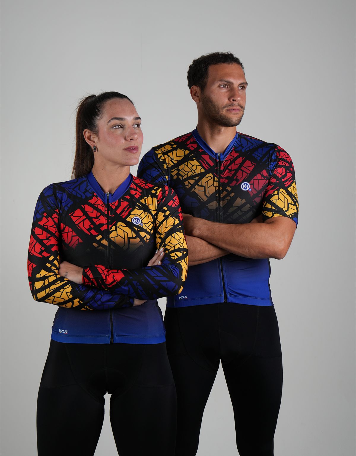 Dos ciclistas con maillots K1 de la colección VZLA, en los colores de la bandera venezolana.